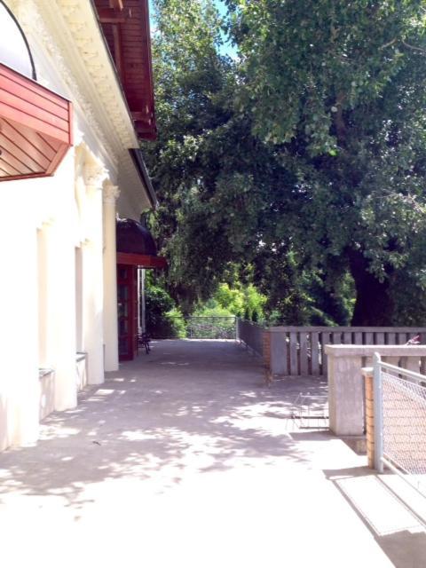 Goencoelhaz Hostel Vac Bagian luar foto