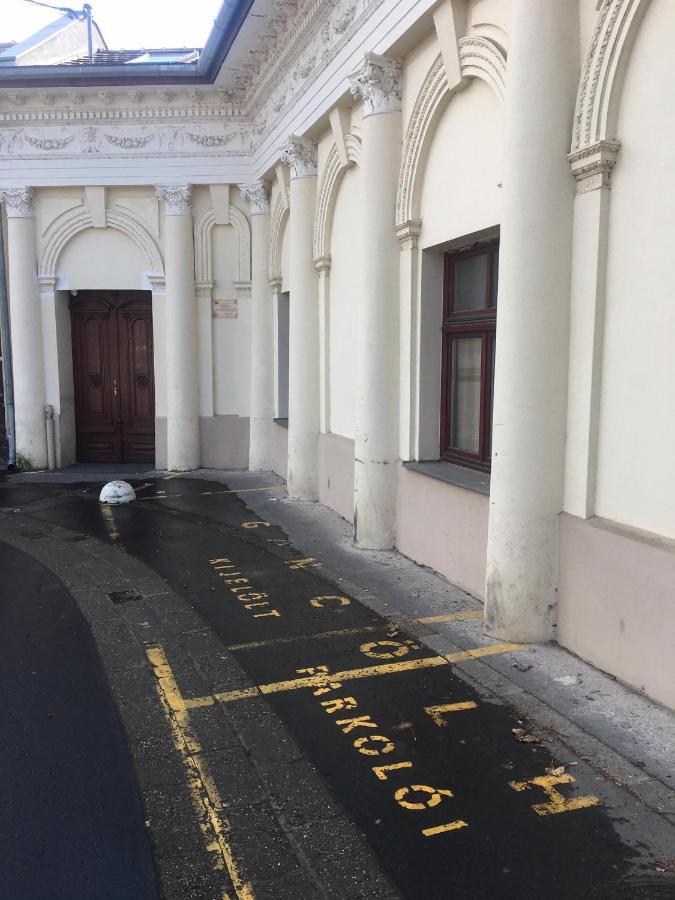 Goencoelhaz Hostel Vac Bagian luar foto
