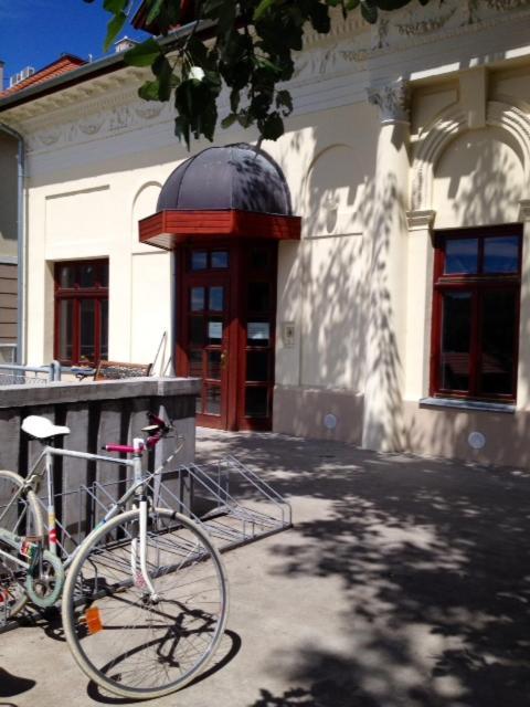 Goencoelhaz Hostel Vac Bagian luar foto