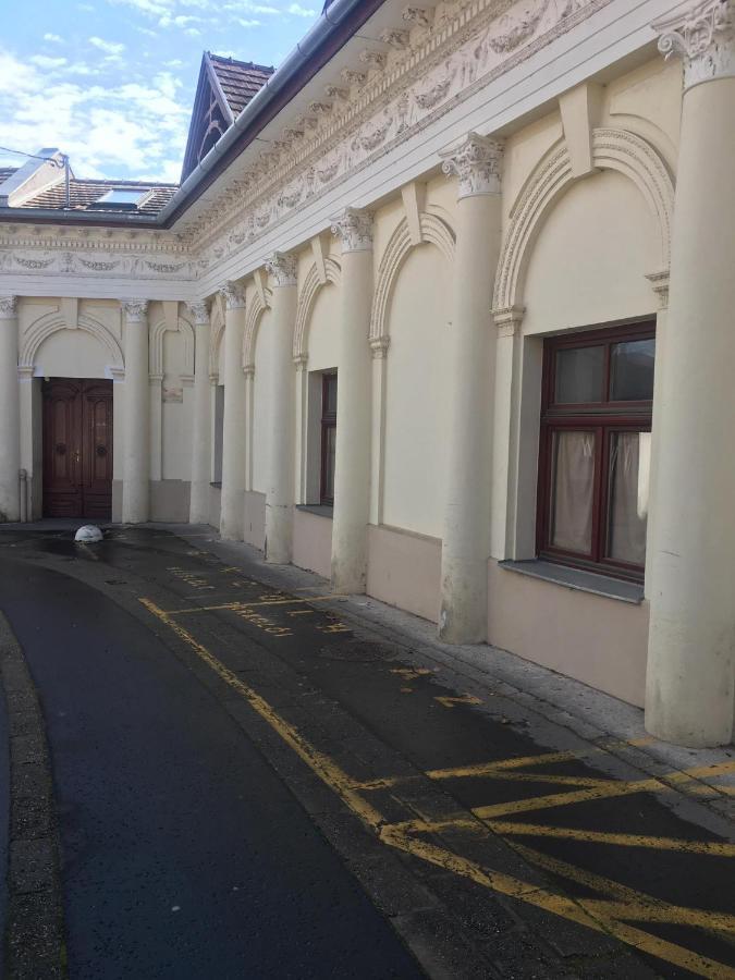 Goencoelhaz Hostel Vac Bagian luar foto