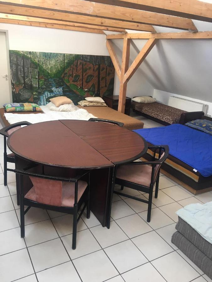 Goencoelhaz Hostel Vac Bagian luar foto