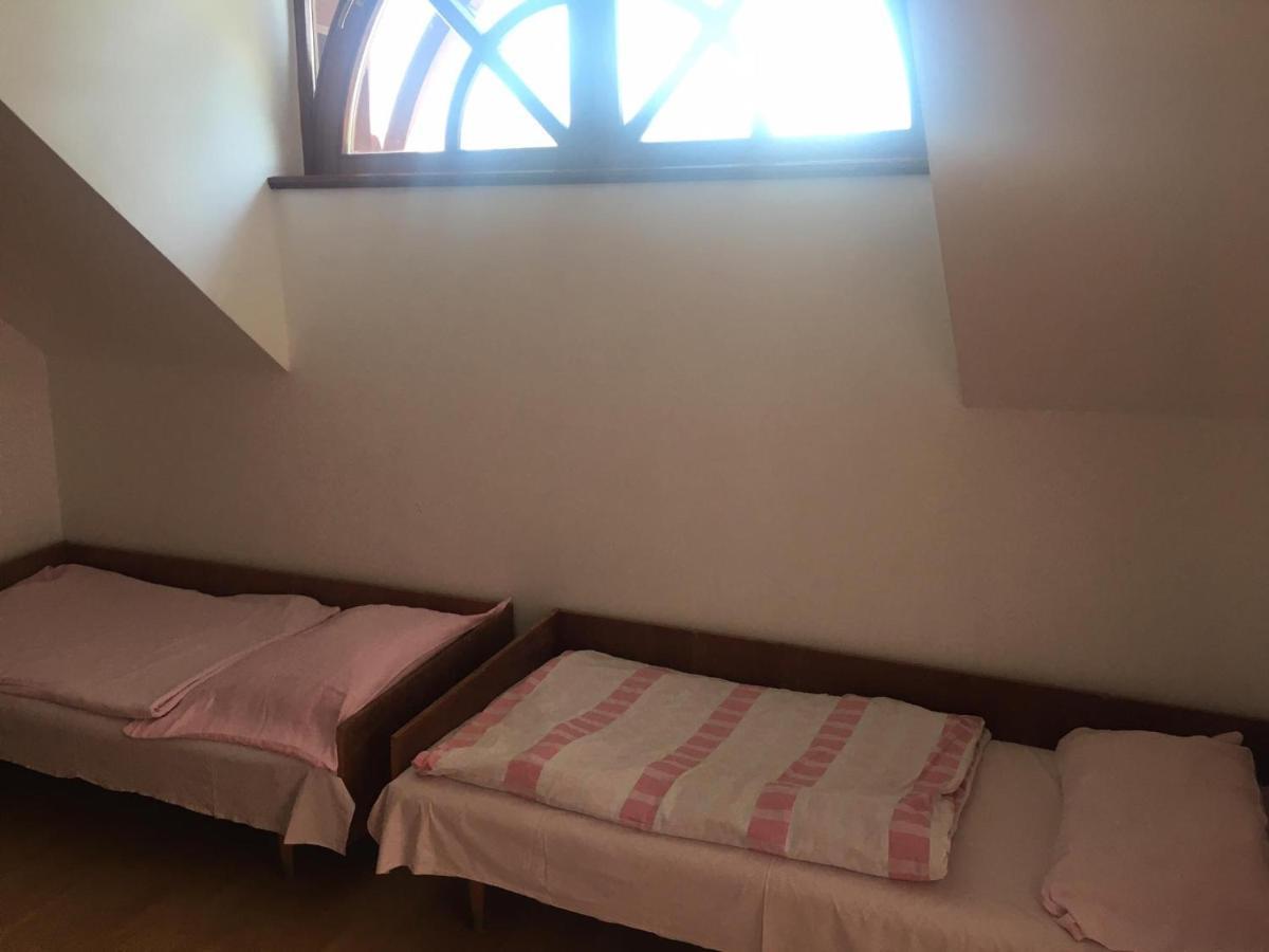 Goencoelhaz Hostel Vac Bagian luar foto