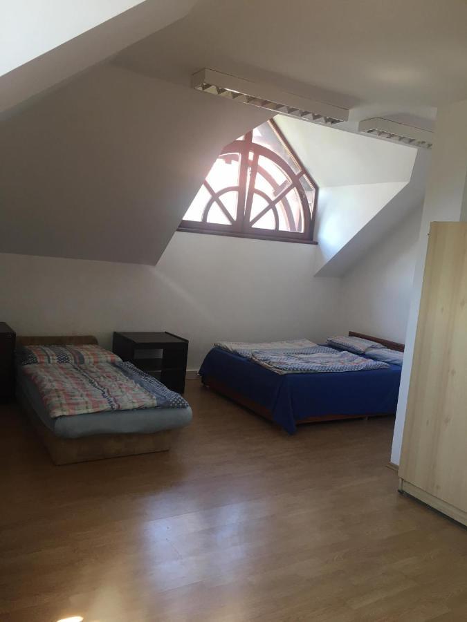 Goencoelhaz Hostel Vac Bagian luar foto