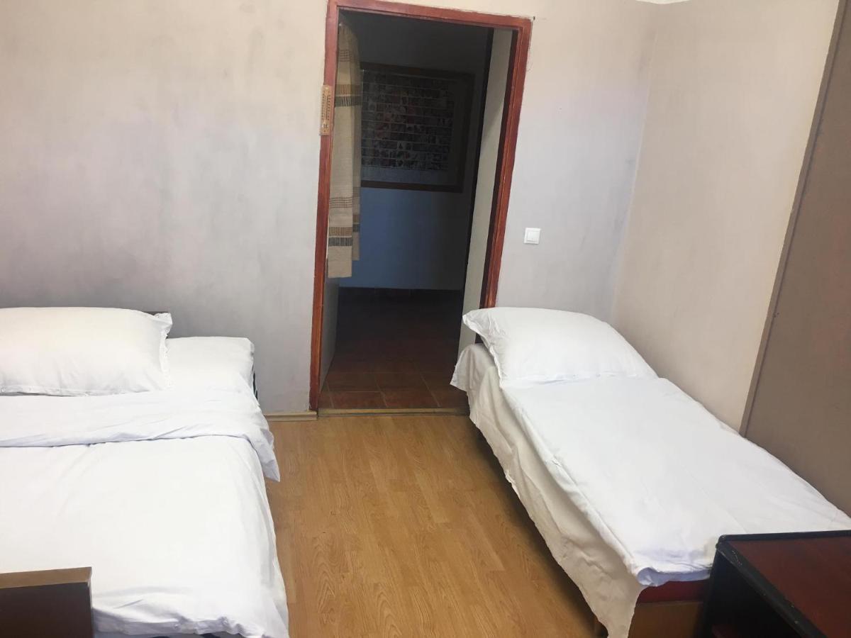 Goencoelhaz Hostel Vac Bagian luar foto