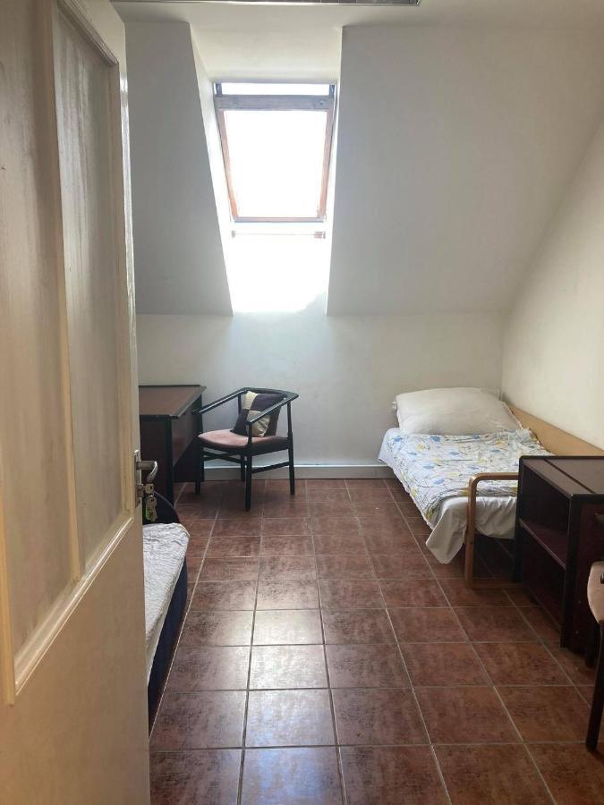 Goencoelhaz Hostel Vac Bagian luar foto