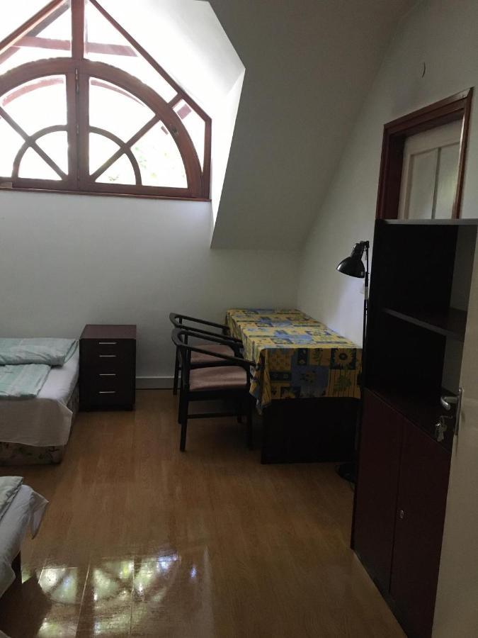 Goencoelhaz Hostel Vac Bagian luar foto