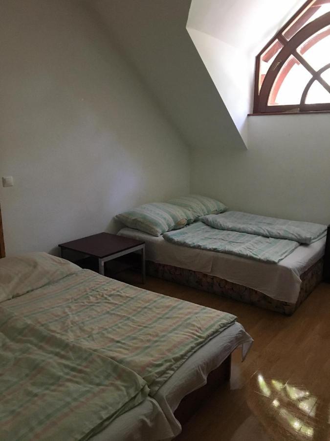 Goencoelhaz Hostel Vac Bagian luar foto