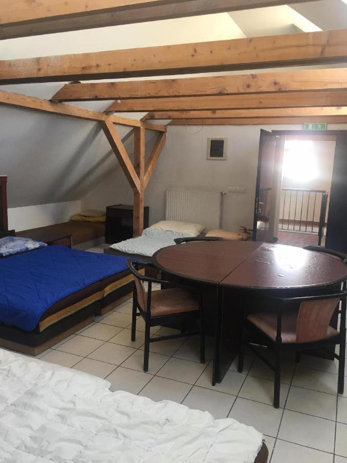 Goencoelhaz Hostel Vac Bagian luar foto