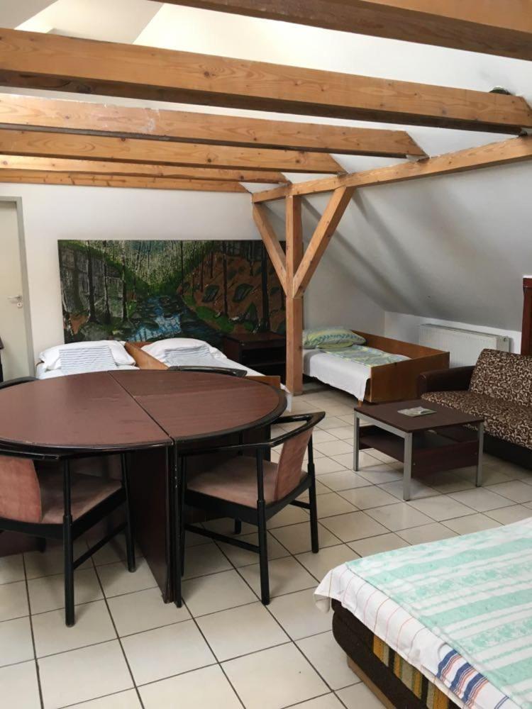 Goencoelhaz Hostel Vac Bagian luar foto
